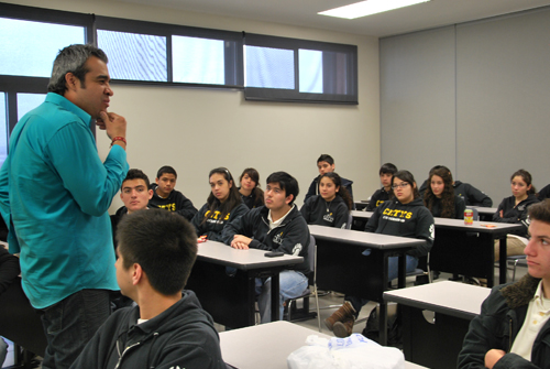 Imparten conferencia vivencial