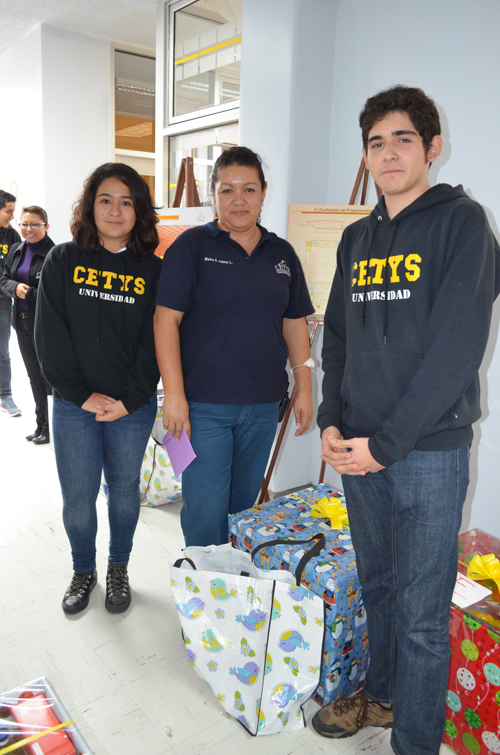 Bachilleres agradecen a personal de servicios