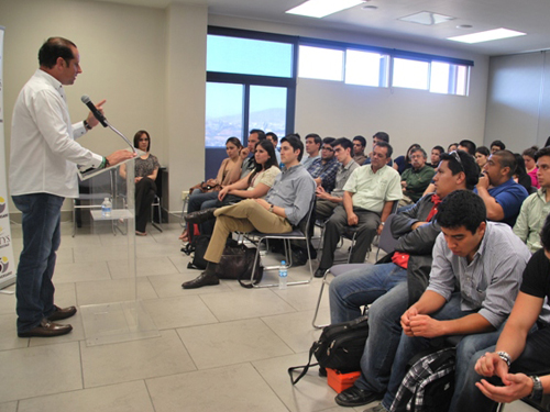 Realiza compromiso con sector universitario