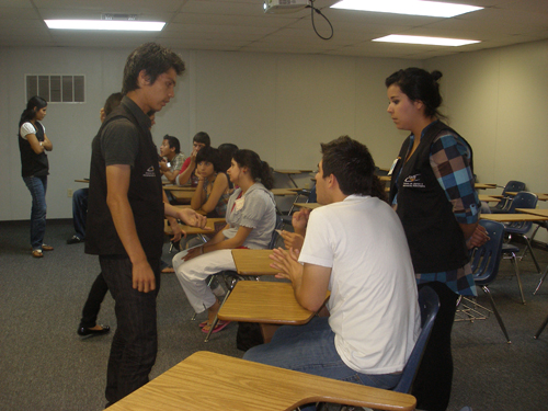 Practican ayudando a la comunidad