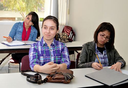 Universitarios participan en talleres