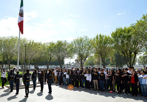Homenajean solemnemente a la Bandera