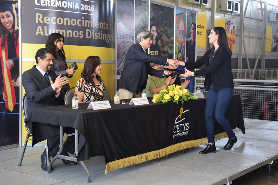 Destacan en excelencia académica y deportes