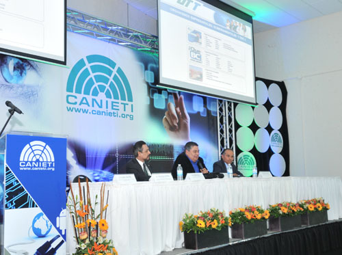 Participa en panel de vinculación