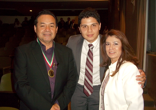 Premian a maestro y alumno distinguido
