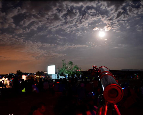 4 mil personas observan la luna llena