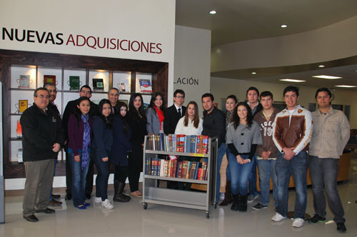 Alumnos de Derecho donan libros