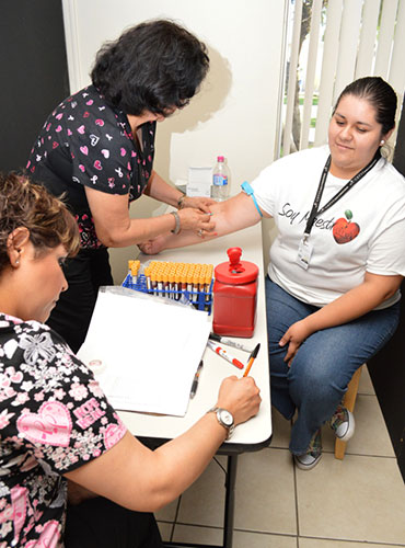 Participan empleados en campaña de salud
