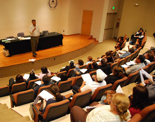 Docentes asisten a taller de inglés