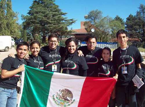 Bachilleres participan en Foro Internacional