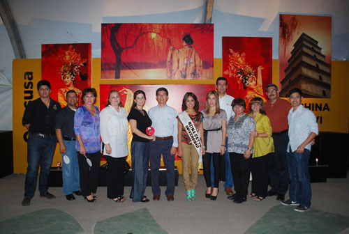 Rector convive con comunidad china