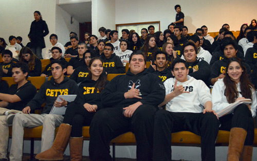 Investigador platica con bachilleres