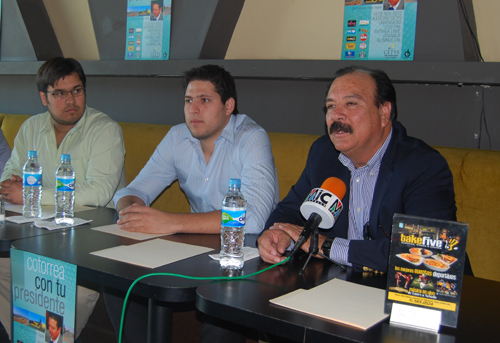 En puerta Cotorrea con tu Presidente