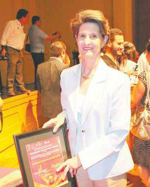 Distinguen por su trayectoria a la Mtra. Cusi