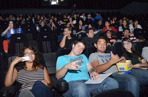 Van al cine y apoyan noble causa