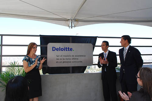 Agradecen Donativo a Deloitte