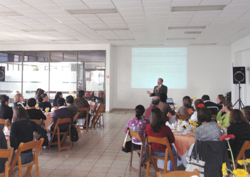 Padres de Familia Asisten a Plática sobre Orientación Vocacional