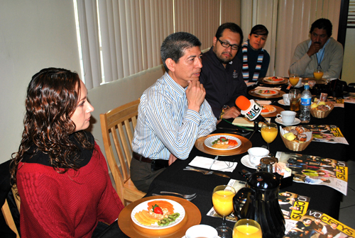 Rector desayuna con comunicadores