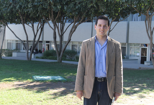 Egresado del BI visita el campus
