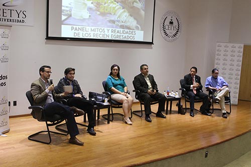 Realizan panel de egresados