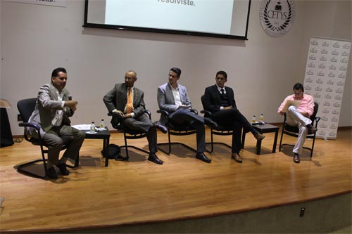 Participan en Panel de Egresados