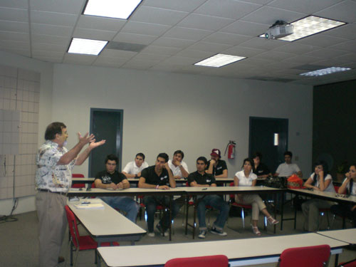 Expertos Visitan a Estudiantes