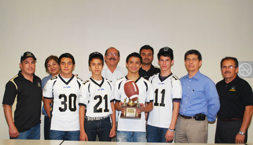 Zorritos presentan trofeo a Rector