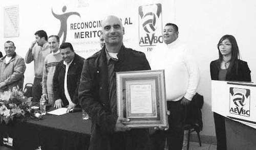 Reconocen a entrenador de voleibol