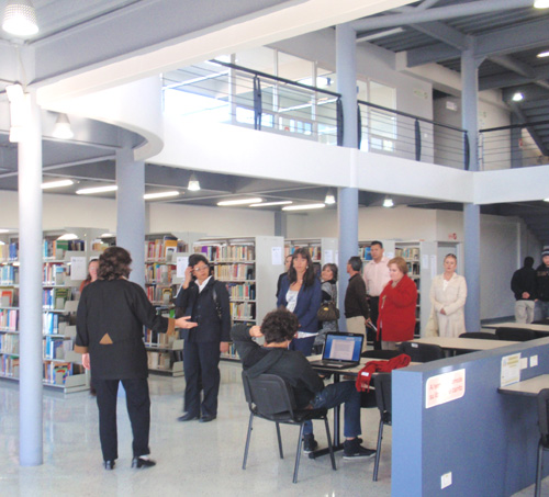 Visitan la Biblioteca Comunitaria