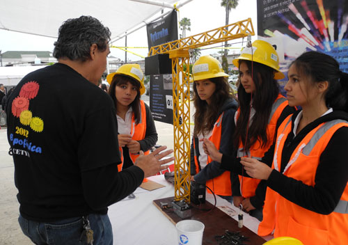 Bachilleres exponen 70 proyectos
