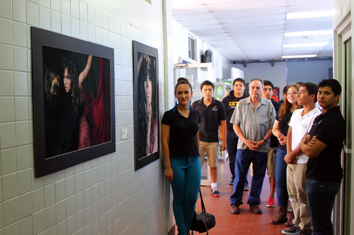 Egresada expone fotografías