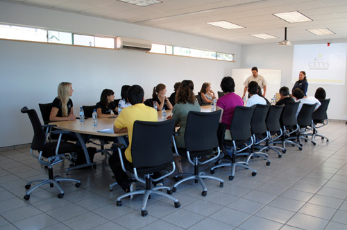 Reciben a nuevos bachilleres extranjeros