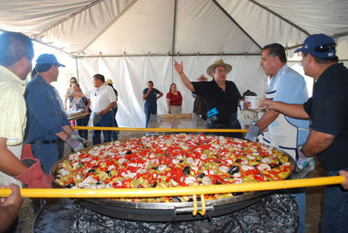Celebran a maestros con monumental Paella