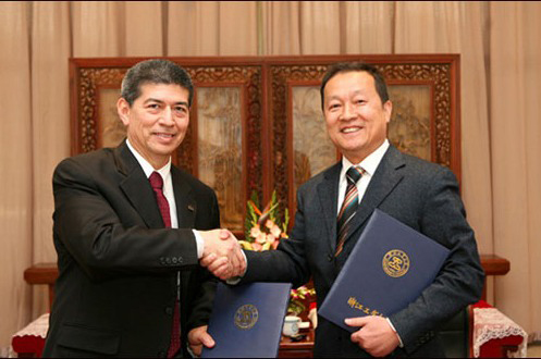 Firman convenios con universidades de China