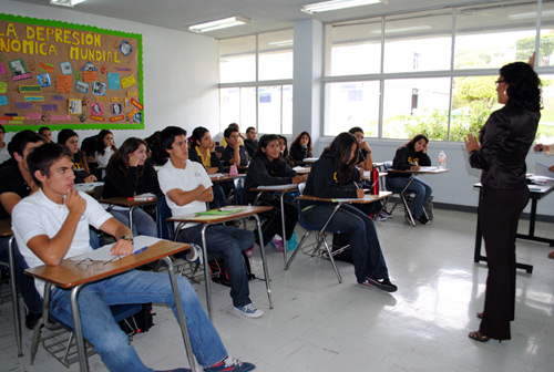 Reciben alumnos plática sobre negocios internacionales