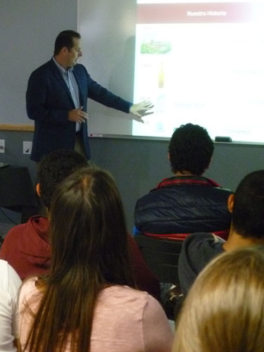 Directivo de FEMSA comparte con alumnos
