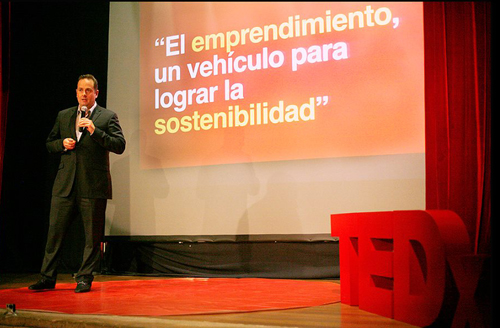 Participa en TEDx Camelinas Ave
