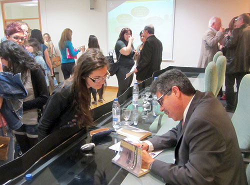 Presenta libro en España