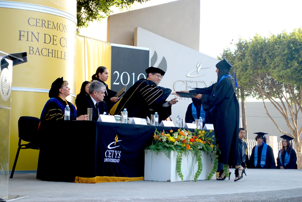 Entregan constancias de diplomados