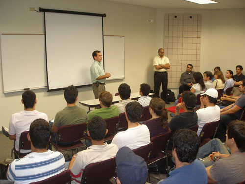 Alumnos exponen prototipos de ingeniería