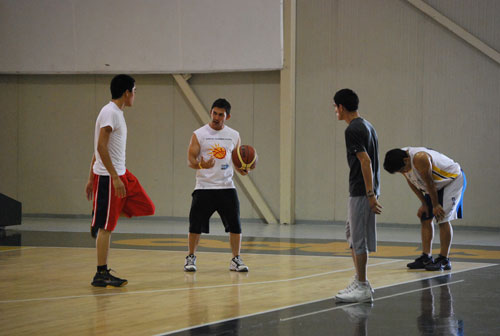 Acuden a campamento de baloncesto