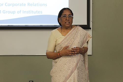 Recibe académica de la India