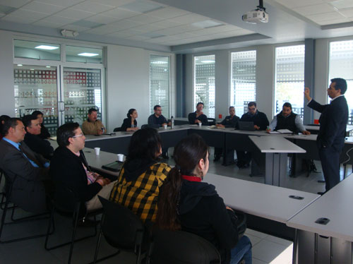 Empresarios asisten a taller de innovación