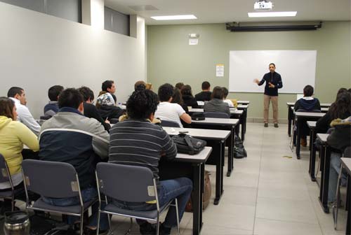 Dictan conferencia sobre lucha de clases