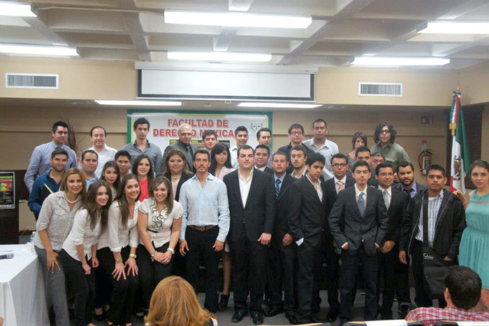 Fue semifinalista del Debate Interuniversitario