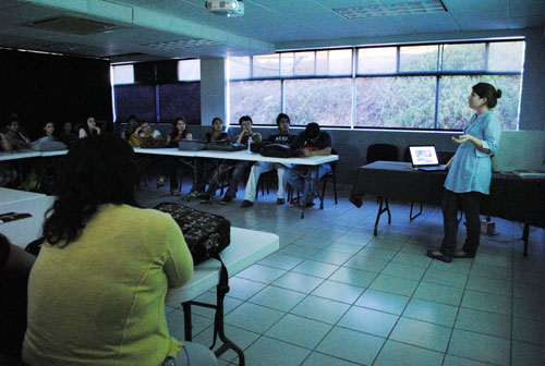 Comparte con alumnos su experiencia como diseñadora