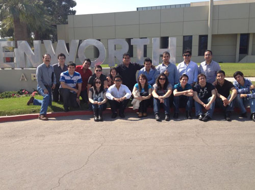 Visitan empresas aeroespaciales