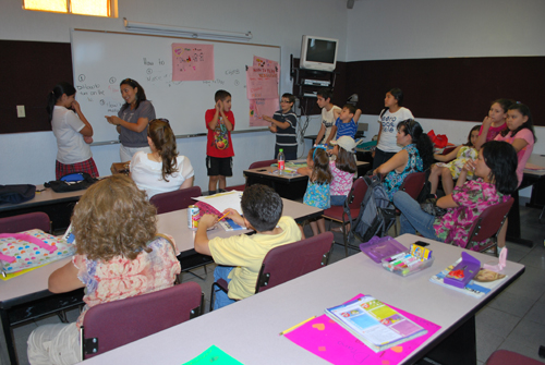 Padres e hijos comparten clase de inglés