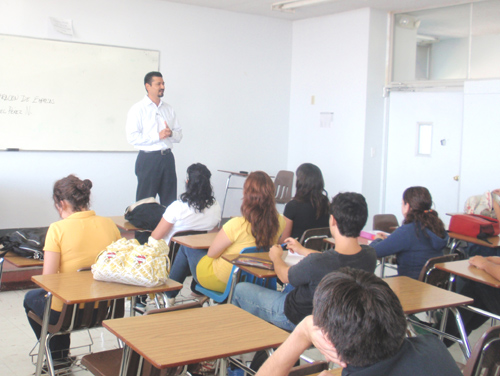 Reciben Plática Sobre Administración de Empresas