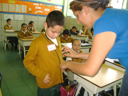 Alumnas de LCE Trabajan en el Diseño de Exámenes de Titulación